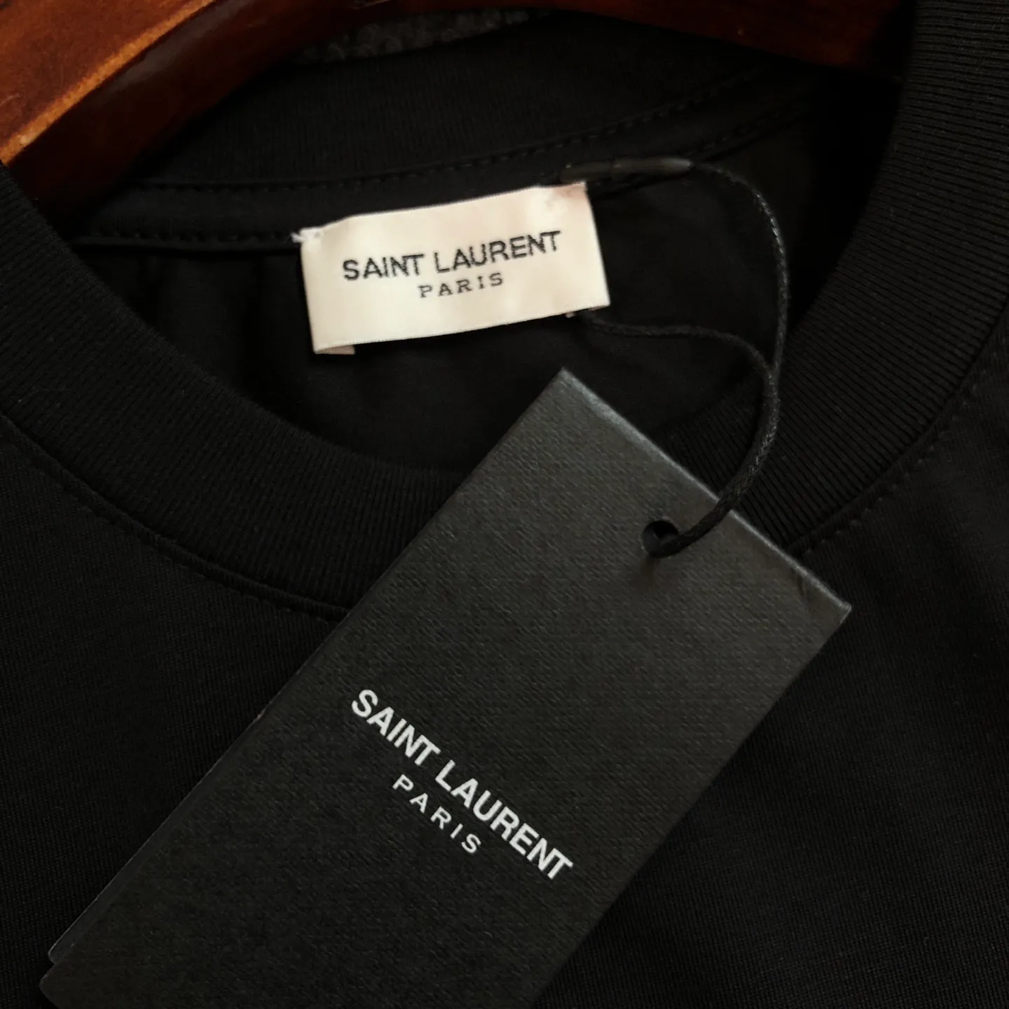 Saint Laurent 2026ss New Arrival logo T ⚠ ⚠ ⚠ Quality Same Style ， ， ， 210G Versatile Quality : Black White Size : S ～ XXL S : 104 69 41.5 17.5 M : 108 71 43 18 L : 112 73 44.5 18.5 XL : 116 75 46 19 XXL : 120 77 47.5 19.5